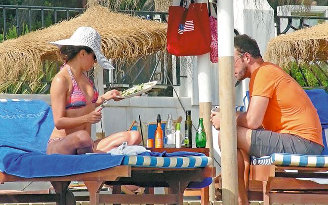 Grzebie widelcem w majtkach
