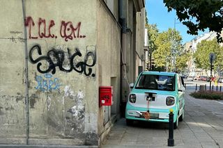 Kucyk na uwięzi. Tak w prokuraturze ładowali elektryczne auto. Przedłużacz zwisał z okna