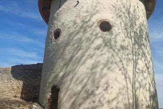 Baszta w Nowych Kicharach (gm. Dwikozy) po remoncie