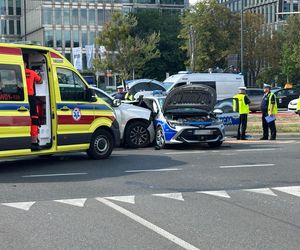 Wypadek radiowozu w Warszawie. Cztery osoby ranne, w tym policjanci