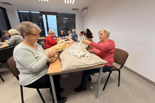 Słuchaczki Międzypokoleniowego Centrum Wiedzy uszyły legowiska dla zwierzaków