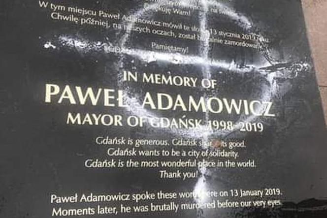 W taki sposób 22-latka zniszczyła tablicę upamiętniającą Prezydenta Gdańska Pawła Adamowicza