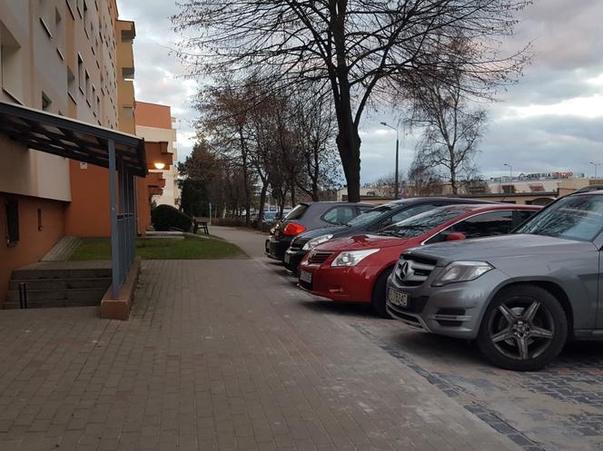 Parkingowy absurd na osiedlu Rejtana w Lesznie 