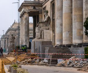 Trwa przebudowa części dawnego Placu Defilad w plac Centralny