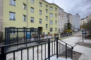 Kamienica przy ul. Włókienniczej w Łodzi odzyskuje dawny blask