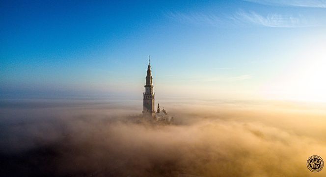 Jasna Góra jak samotny okręt we mgle. Wyjątkowe zdjęcia