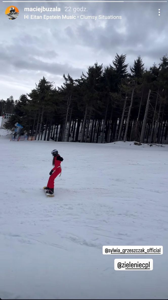 Sylwia Grzeszczak szaleje na stoku narciarskim. Towarzyszy jej ukochany