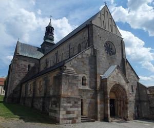 To jeden z najlepiej zachowanych klasztorów cysterskich w Polsce. Legenda nawiązuje do tajemniczego polowania księcia Kazimierza
