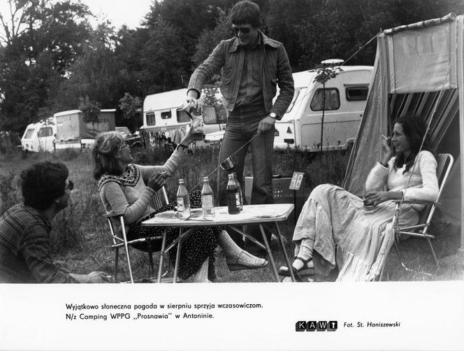 Fotografia z 1979 r. prezentująca wczasowiczów na campingu WPPG "Prosnawia" w Antoninie. APK, Urząd Wojewódzki w Kaliszu