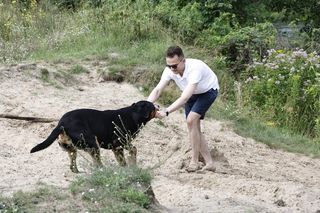 Adrian Witczak odpoczął od polityki i wskoczył do wody! Poseł kąpał się z psem