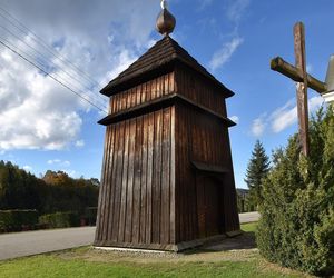 To dawna wieś królewska w Małopolsce. W pobliżu cerkwi wydobywano ropę naftową