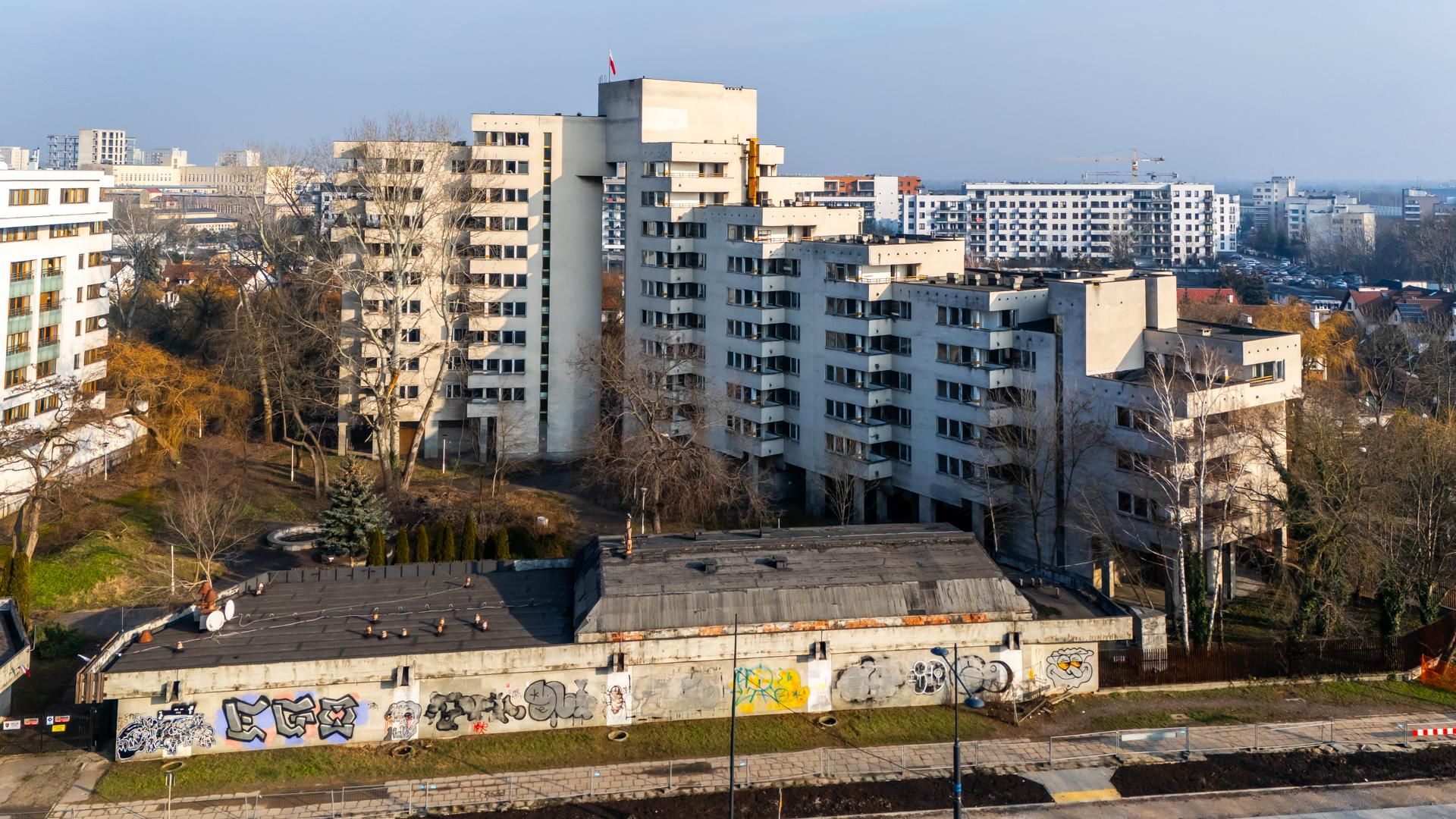 Szpiegowo z lotu ptaka. Blok na Sobieskiego 100 w Warszawie