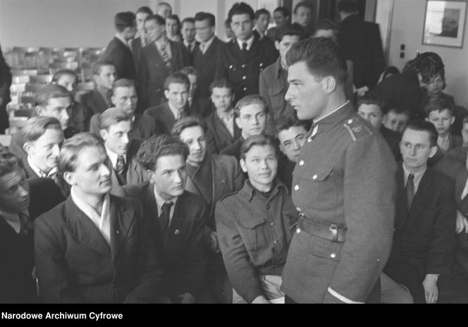 QUIZ PRL. Od Lenino do „fali”: Sprawdź, czy przetrwałbyś w wojsku PRL. Tylko dla orłów!