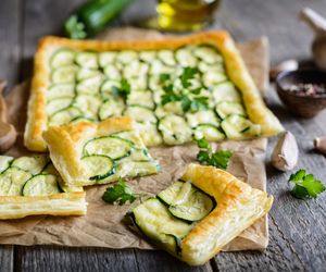 Co zrobić z ciasta francuskiego? Tartę z cukinią