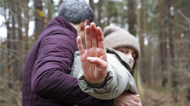 Barwy szczęścia, odcinek 2818: Jeden gest uratuje Kamę przed Stawickim! Międzynarodowy znak pomoże jej wyrwać się z rąk psychola Zbyszka - ZDJĘCIA