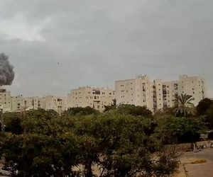 Wielki atak na Izrael! Na zdjęciach widać, jak rakieta trafia w blok