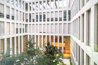 Zwielokrotnione cienie nadają głębię geometrii fasady. Ambasada RP w Berlinie została zrealizowana bez zarzutu