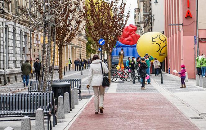 Woonerf na ulicy Traugutta w Łodzi