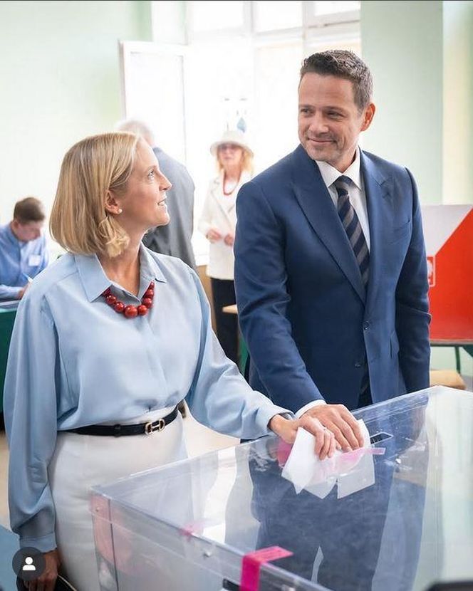 Wybory 2025: Rafał Trzaskowski i Małgorzata Trzaskowska - w czerwonym koralach od Joanny Senyszyn