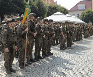 Żołnierze na rynku w Lesznie