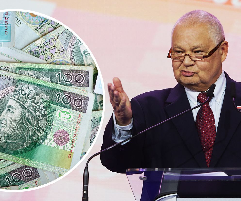 Prezes Narodowego Banku Polskiego Adam Glapiński podczas wystąpienia, z lewej strony widoczne banknoty 100 zł. Artykuł na Super Biznes informuje o inflacji i możliwych cięciach stóp procentowych.