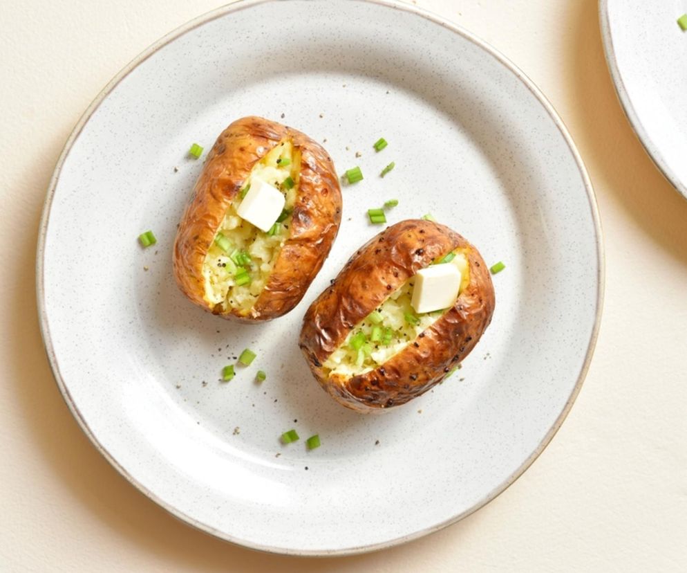 Mięciutkie ziemniaczki z chrupiącą skórką. Przygotujesz je w air fryerze