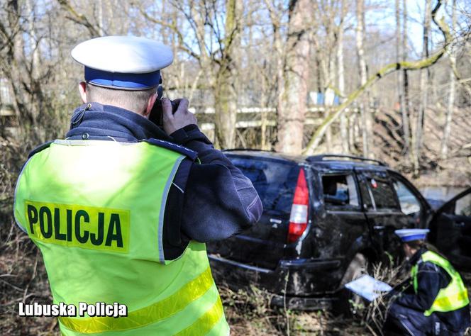 Ford Mondeo wpadł do rzeki Drawa, cztery młode osoby nie żyją