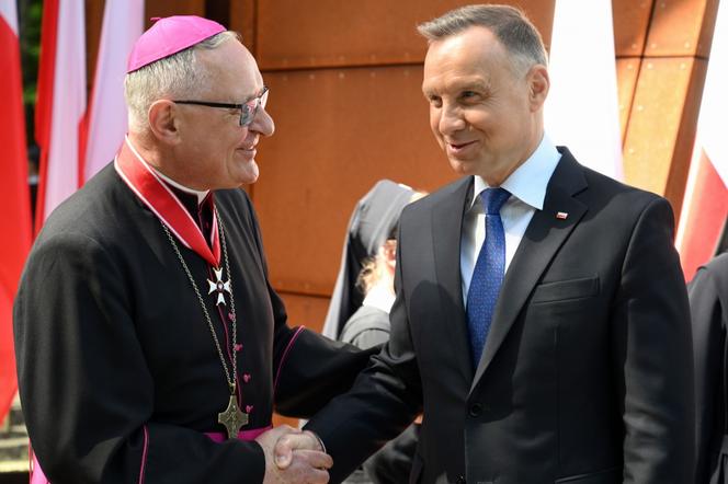 Odznaczenie wręczył biskupowi prezydent Andrzej Duda. 