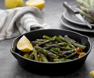 Zielone szparagi z patelni – ekspresowy przepis na wiosenną rozkosz pełną smaku i koloru