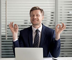 Bare Minimum Monday – jak łagodny start tygodnia pomaga walczyć ze stresem i wypaleniem zawodowym