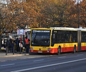 Wszystkich Świętych 2025 w Warszawie. Jak pojedzie komunikacja miejska? Linie cmentarne (1-2.11.2025)