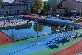 Czyszczą baseny miejskie i naprawiają pomost na Żwirowni. Trwają przygotowania do sezonu 2023 