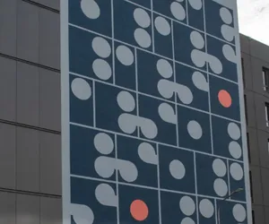 Mural inspirowany prozą Tokarczuk na łódzkim bloku. Dasz radę go odczytać?