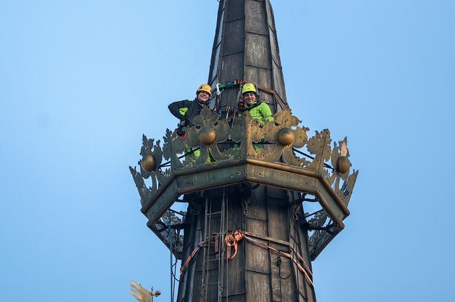 Zdjęcie korony królewskiej z wieży bazyliki Mariackiej