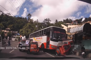 Stracił panowanie nad autobusem i zmiótł z drogi zaparkowane skutery! Wypadek nagrała kamera - WIDEO