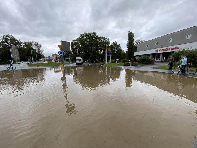 Krytyczna sytuacja w Kłodzku. "Okropnie leje, ulice i domy zalane przez wodę"