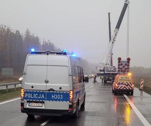 Powiat Garwoliński: naczepa wioząca belki mostowe zjechała do rowu