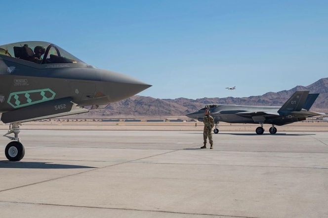 F-35A z bombą B61-12