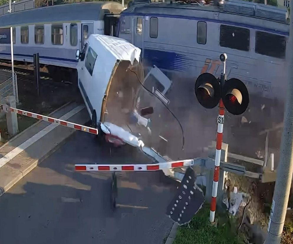 Dostawczak wjechał pod pociąg! Ogromne utrudnienia na kolei