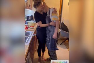 Tomasz Jakubiak wrócił do swojej kuchni. Żona nie odstępuje go na krok