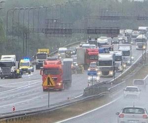 Wypadek na A4 w Gliwicach. Doszło do zderzenia ciężarówki i osobówki. Występują utrudnienia