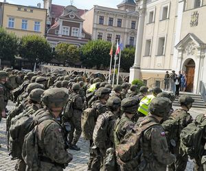 Żołnierze na rynku w Lesznie