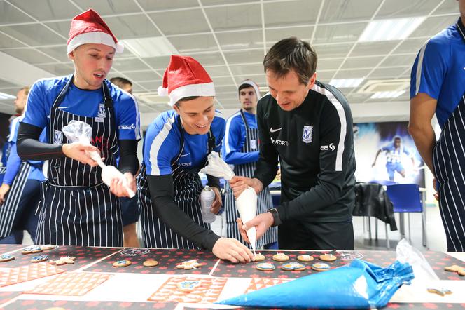 Piłkarze Lecha Poznań dekorują świąteczne pierniczki