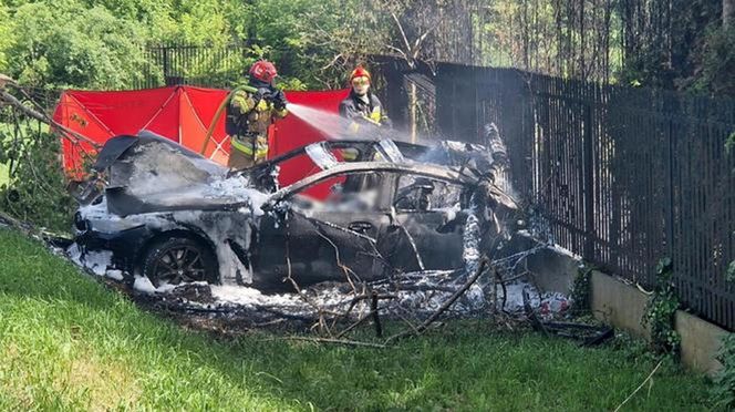 Drogowcy montują progi zwalniające na ul. Vogla. Rok temu rozpędzone BMW z trzema mężczyznami wbiło się tu w drzewo i spłonęło