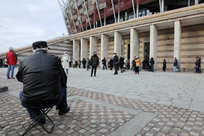 Gigantyczne kolejki do szczepień przed stadionem Narodowy,m. Co tam się działo? 