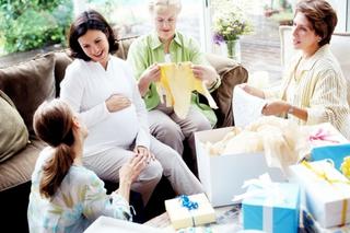 Prezent dla przyszłej mamy. Co kupić na baby shower?