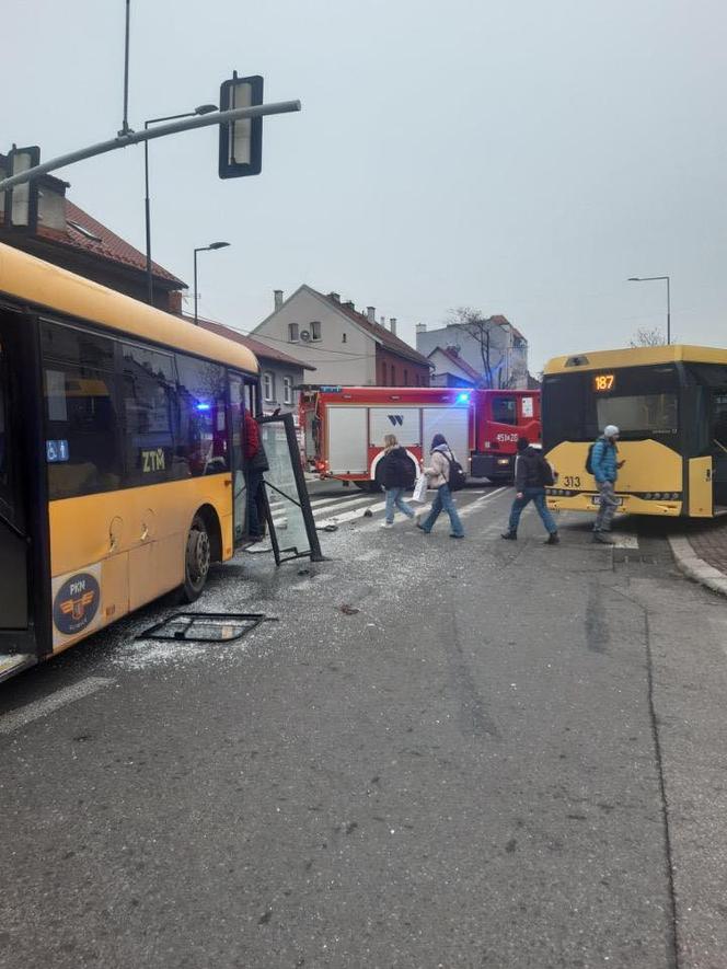 Zderzenie dwóch autobusów na skrzyżowaniu w Gliwicach