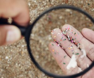 Mikroplastik może osłabiać działanie antybiotyków? Te grupy szczególnie narażone