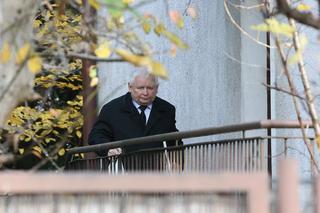 Jarosław Kaczyński dźwiga potężny baniak z wodą. Ochroniarze tylko się patrzą