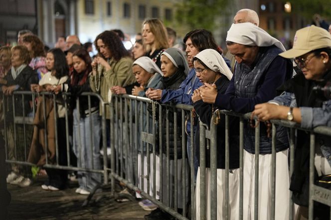 Tłumy w Watykanie. Wierni oddają hołd papieżowi Franciszkowi
